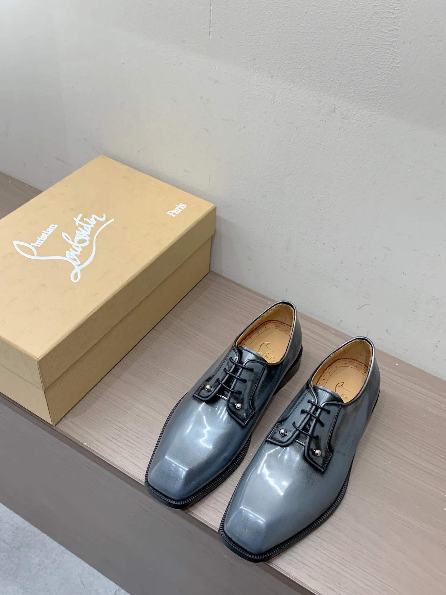 [CL red sole shoes] Top P: 1020💰 Size 39-44 (38.45.46 custom-made, non-returnable) Christian Louboutin men's classic Oxford shoes, men's business formal leather shoes💫Original molding, 1:1 replica, specially made for nobles. The unique shoe shape is unique and 100% comfortable! The whole shoe is made of imported Italian cowhide material, carefully selected, with fine pores and rich luster. Cow leather lining, soft and comfortable, sweat-absorbent and breathable. Genuine leather outsole, non-slip and wear-resistant, full of texture, elegant and luxurious overall, integrating comfort, formality and luxury! The Rolls Royce of shoes!